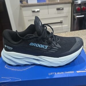 Women's Brand New Brooks Cascadia 19 GTX. Black and Light Blue Athletic Shoes